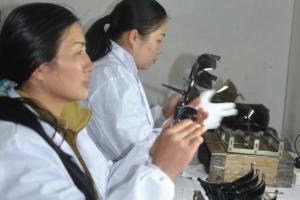 Цех литьевого прессования защитных линз: После тестирования линзы укладываются на стеллажи